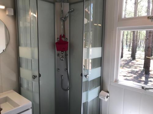 奥德赛克斯奥德赛克斯简易别墅圣米格尔公园酒店 的带淋浴和盥洗盆的浴室以及窗户。