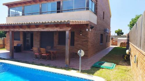 卡拉费尔Chalet moderno con PISCINA en Calafell的一座房子,旁边设有游泳池