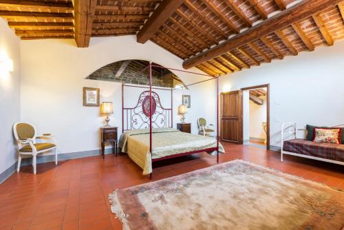 比萨Nella Torre del Poschi Penthouse with Roof Terrace的一间卧室配有一张床和一张沙发