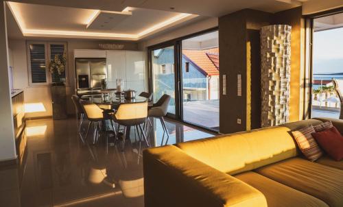 曼德雷Luxury Apartments White Villa Violeta的客厅配有黄色的沙发和桌子