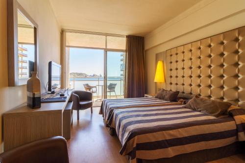 埃斯塔蒂特全景酒店的酒店客房设有两张床、一张书桌和一个窗户。