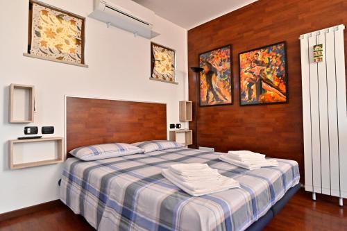 卡斯泰尔达扎诺Corte Graziella的一间卧室配有一张带蓝白色毯子的床