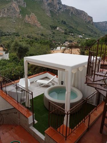 圣夫拉维亚Villa del Golfo Urio with swimming pool shared by the two apartments的房屋屋顶上的热水浴池