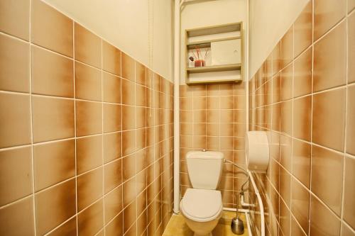 德鲁斯基宁凯Poilsis Pas Tada的一间带卫生间和瓷砖墙的浴室