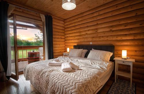拉科维察Country Lodge Vuković的小木屋内一间卧室,配有一张床