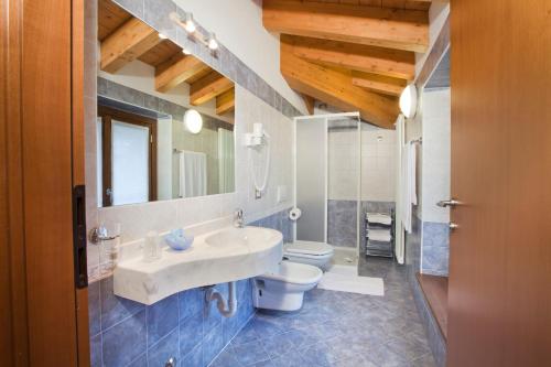 卡斯蒂奥内·德拉·佩雷索法拉利酒店的一间带水槽、卫生间和镜子的浴室