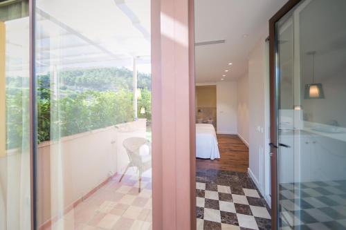 穆拉埃尔莫利诺费利佩乡村酒店的客房享有一间卧室和一间浴室的景致。