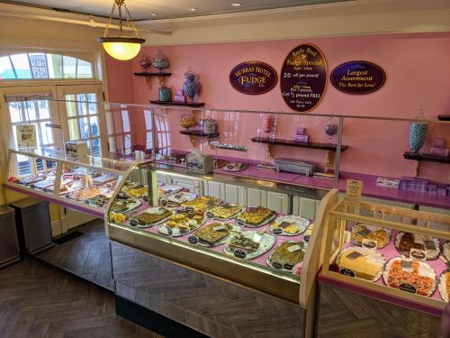 麦基诺岛默里酒店 的面包店,展示各种糕点