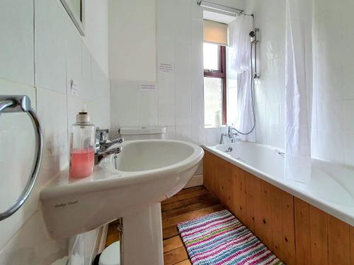 哈沃斯Bronte Railway Cottage at Haworth的白色的浴室设有水槽和浴缸。