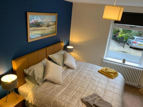 Withens Way Holiday Cottage, 2 Bedrooms, Haworth客房内的一张或多张床位