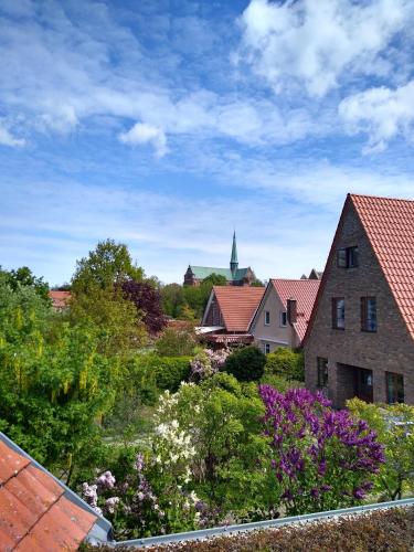 巴特多布兰Münsterblick的享有鲜花和建筑花园的景色