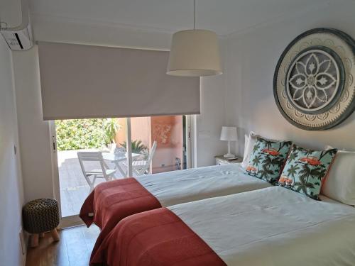 沙尔内卡My Holiday Home - Aroeira Golf & Beach的一间卧室配有一张床,享有庭院的景色