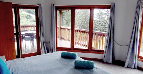 CascadeTranquility At Cascade的一间卧室配有一张床,阳台配有窗户