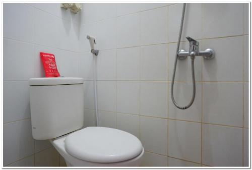 日惹RedDoorz near Jogja Expo Center 2的一间带卫生间和淋浴的浴室