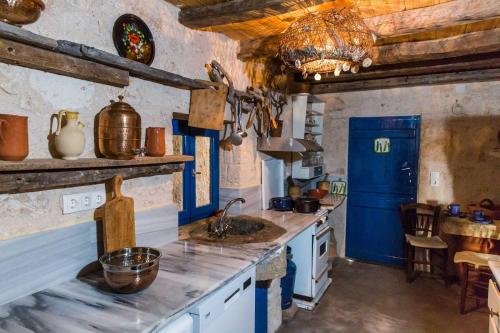 阿吉亚玛丽娜Apo Petra的厨房配有水槽和蓝色冰箱