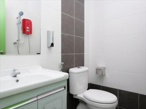 哥打巴鲁W Hotel Cemerlang的一间带卫生间、水槽和红色电话的浴室