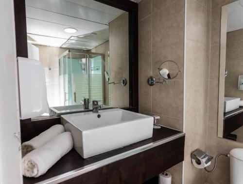 埃拉特G hotel的浴室设有大型白色水槽和镜子