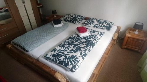 苏尔Ferienwohnung Am Stadtpark的一间卧室配有一张床,上面有两部电话