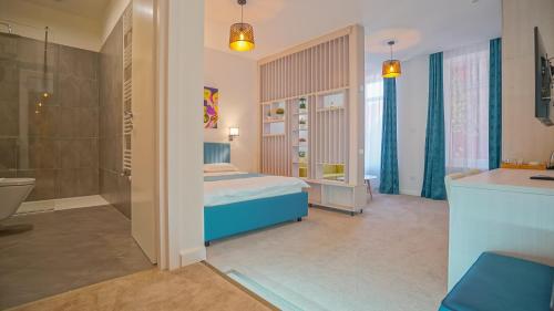 布拉索夫Zoom Rooms的一间卧室配有一张床和淋浴,还有一间浴室