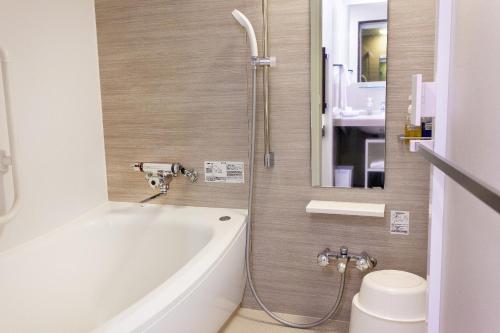 饭田市Silk Hotel的带浴缸、卫生间和盥洗盆的浴室