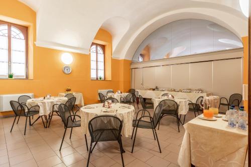 阿尔巴Il Seminario的一间设有白色桌椅的用餐室