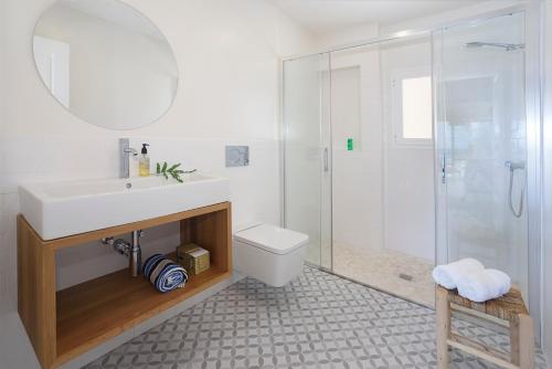 科洛尼亚圣霍尔迪BLAU Apartamento en Cala Galiota con vistas al mar的带淋浴、盥洗盆和卫生间的浴室