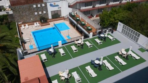 卡瓦尼亚斯萨尔加酒店的享有带躺椅和台球桌的游泳池的顶部景致