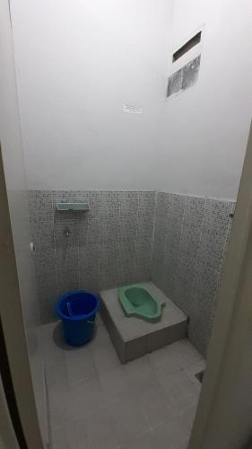 贝克西Rumah Rahman Syari'ah的浴室位于摊档,设有绿色卫生间