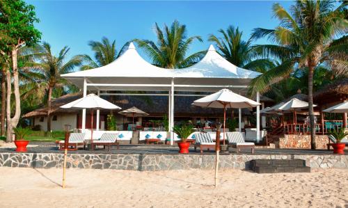 美奈蓝色大海度假酒店的海滩上带椅子和遮阳伞的度假村