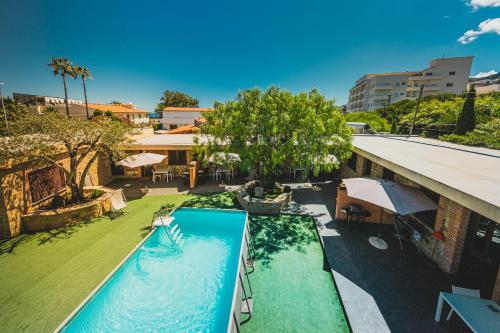 切法卢卡拉格兰德住宿公寓式酒店的享有庭院游泳池的顶部景色