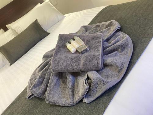 纽曼沙漠米娅米娅之家旅馆的床上的毯子,上面有两片药片