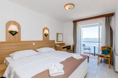 杜布罗夫尼克Villa Paradiso 2的一间卧室配有一张床,享有海景