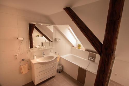 埃斯彭瑙Gästehaus Waldeslust的一间带水槽和镜子的浴室