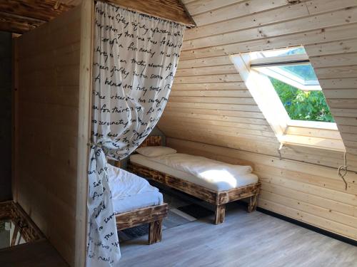 耶莱尼亚古拉Domek w Karkonoszach pod Zamkiem Chojnik的一间带两张床和窗户的桑拿浴室