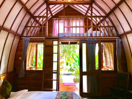 吉利特拉旺安红棉树小屋旅馆的房屋内有一个大玻璃门的房间