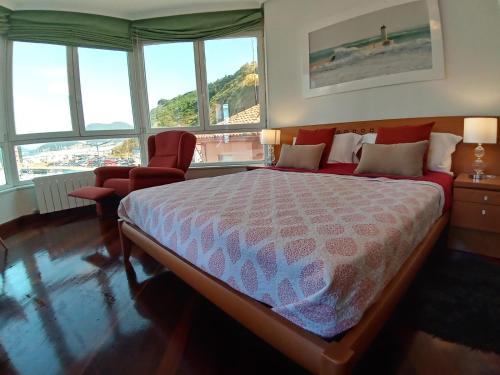 拉雷多Laredo Ocean Port的一间卧室配有一张床、一把椅子和窗户。