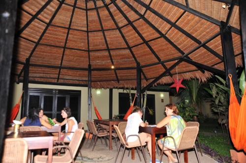 莱蒂西亚亚马逊住宿加早餐酒店的一群坐在桌子下的人