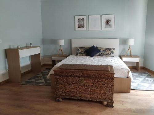 洛里加EntreSocalcos的一间卧室配有一张床和一张带两盏灯的书桌。