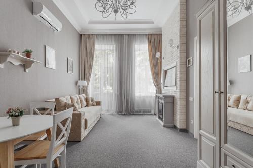 敖德萨Apartments MaisoNº11的客厅配有沙发和桌子