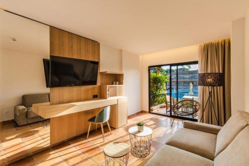 安德莱奇港芒港水疗酒店的带沙发和平面电视的客厅