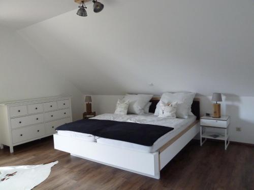 WeitersbornSchinderhanneshof的卧室配有白色的床和白色梳妆台