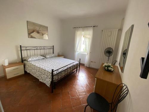 洛韦雷Appartamenti al Rizzo dei Santi的一间卧室配有一张床、梳妆台和桌子
