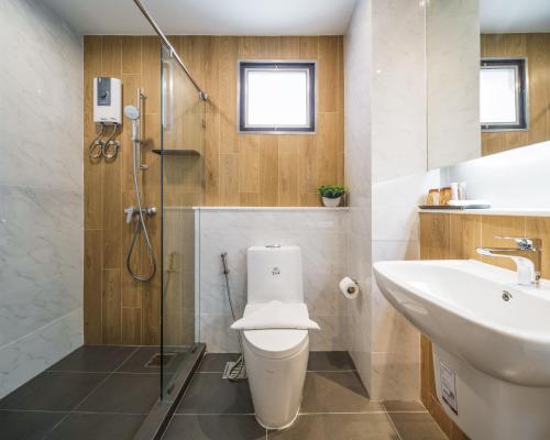 曼谷季节地方酒店的浴室配有卫生间、盥洗盆和淋浴。