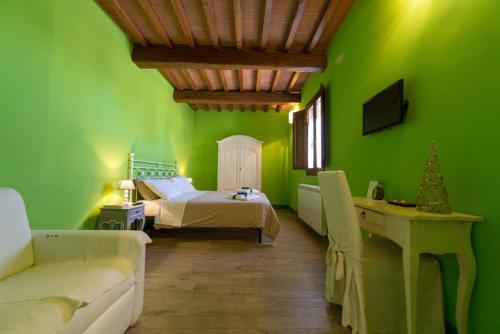 RipaDiana House的绿色的客房配有床和沙发