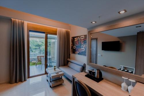 古厄庇道鲁斯STORK Design Suites的客厅配有蓝色的沙发和大镜子