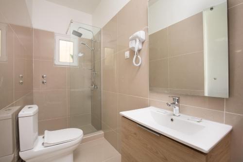 卡沃斯Paralia studios的浴室配有卫生间、盥洗盆和淋浴。