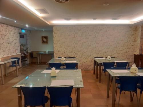 台北探索汽车旅馆-南港馆的教室里配有桌椅