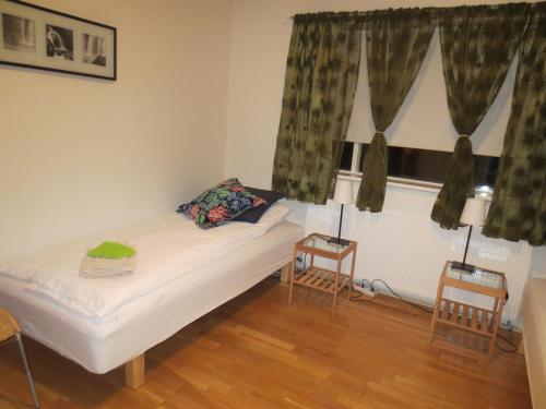 阿克拉内斯泰古尔旅馆的小房间,配有一张床和两把椅子