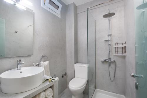 卡沃斯Finata Studios的浴室配有卫生间、盥洗盆和淋浴。