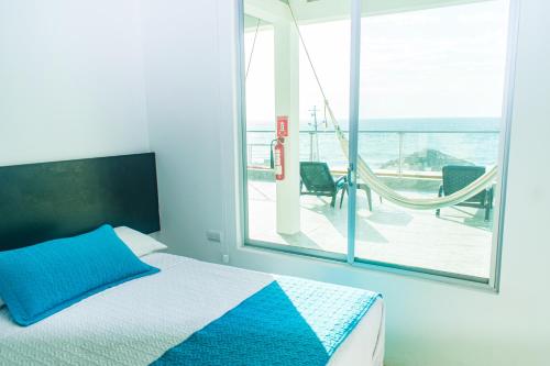 圣马里亚尼塔凯特别墅的一间卧室配有一张床,享有海景